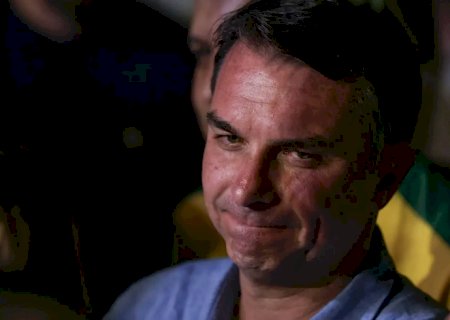 Fuga e carta golpista ampliam isolamento de Flávio Bolsonaro
