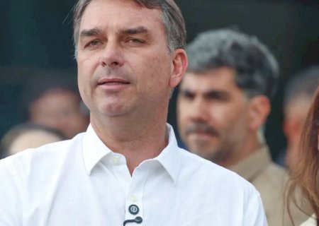 Avião com Flávio Bolsonaro e família segue para Miami