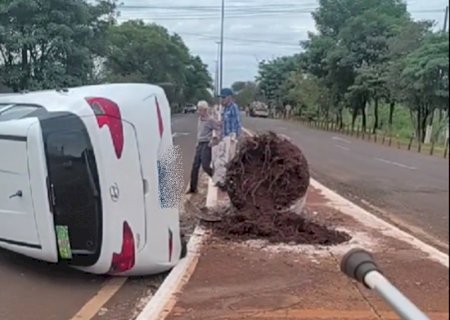 Itaporã: HB20 capota próximo à Rotatória do Peixe, na saída para Dourados