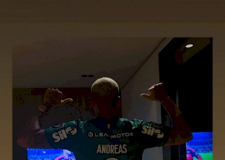 Com camisa de Andreas Pereira, Deyverson comemora eliminação do Flamengo na Libertadores