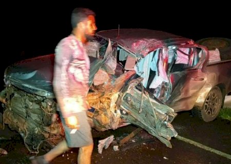 Caminhonete fica destruída e carreta cai em córrego em acidente na BR-463